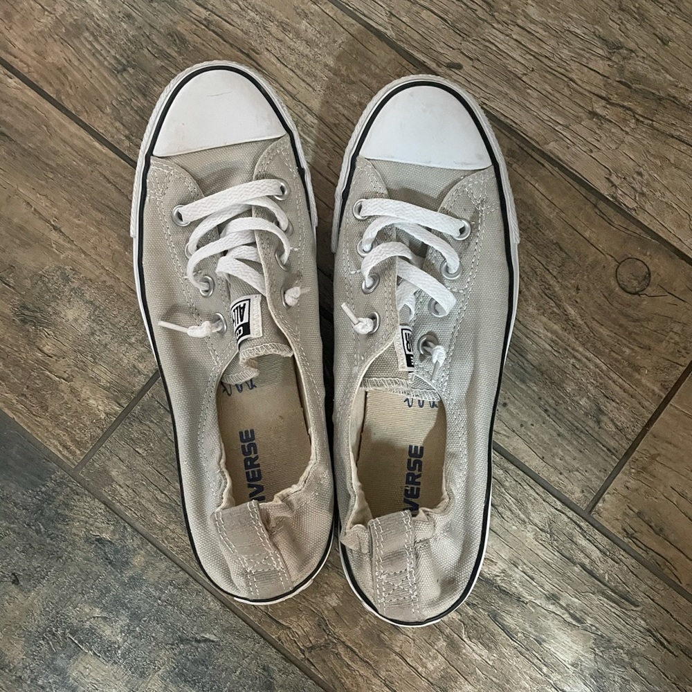 Women’s converse shoes 9.5